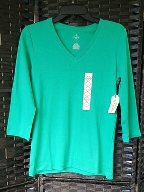 NWT St Johns Bay Women’s V-Neck 3/4 Sleeve Top - Green